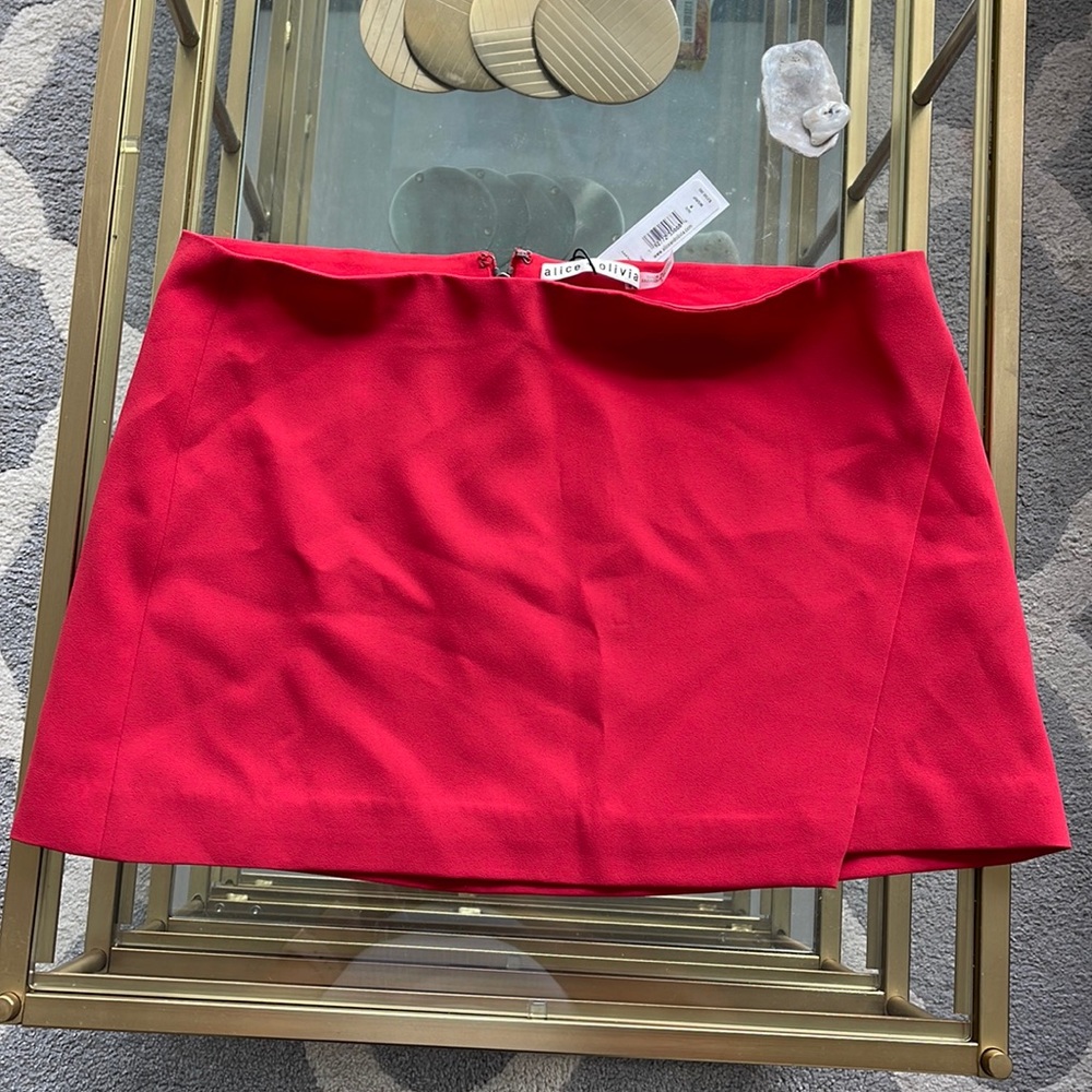 Brand new Alice and Olivia skirt. Never worn. Too small.